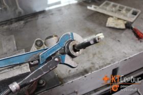 Процесс ремонта рулевой рейки Renault Koleos