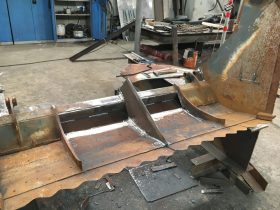 Процесс ремонта трещин ковша погрузчика Manitoi MTX
